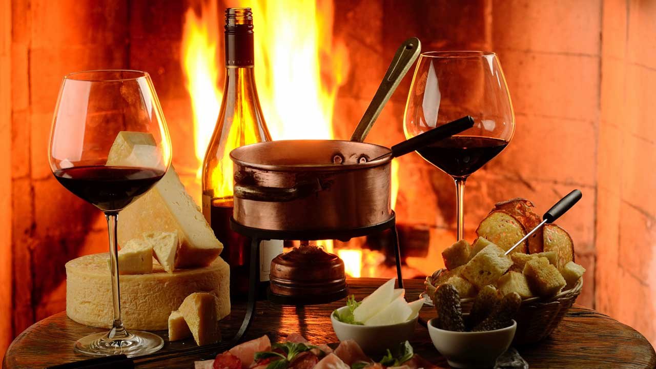 Fondue e vinho: a harmonização perfeita entre três grandes rótulos e a alta gastronomia