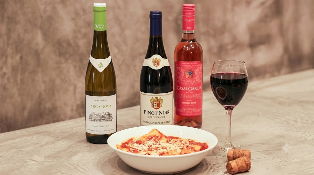 Três vinhos, três experiências completamente diferentes: a harmonização de vinho tinto, vinho verde e rosé com massas artesanais e queijos