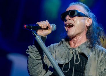 Bruce Dickinson se irrita com sinalizadores em show do Iron Maiden no Equador