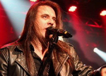 Família de Andre Matos pede para fãs não usarem IA com imagem do músico