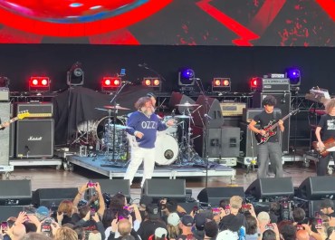 Geezer Butler toca música do Black Sabbath com banda cover de Jack Black