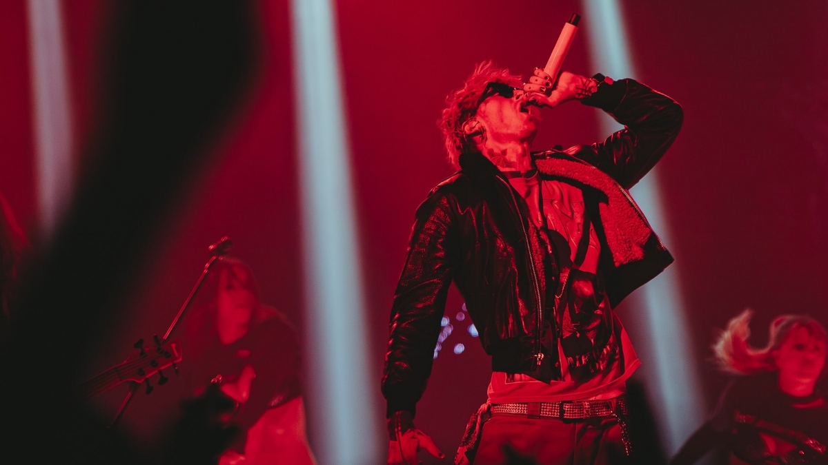 Machine Guns Kelly faz grande festa em show de três horas em São Paulo