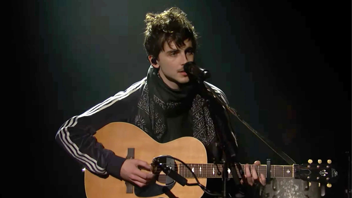Timothée Chalamet canta Bob Dylan no SNL; assista aqui
