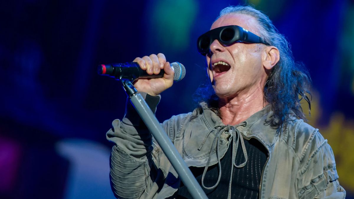 Bruce Dickinson alfineta Donald Trump durante show do Iron Maiden no Canadá