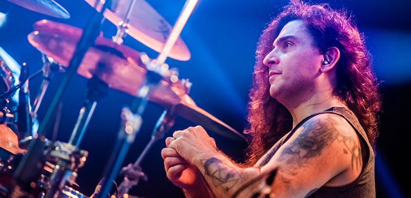 Ricardo Confessori esclarece por que o som de guitarra do Angra é fino e sem drive