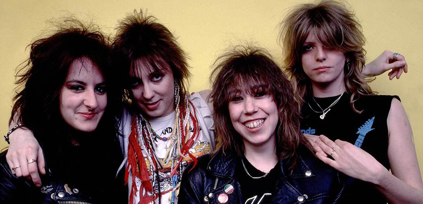 Kim McAuliffe (Girlschool) cambaleia e luta para ficar em pé durante show na Suécia