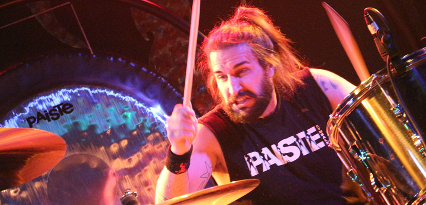 Brian Tichy mostra técnica apurada em cover de Tom Sawyer do Rush