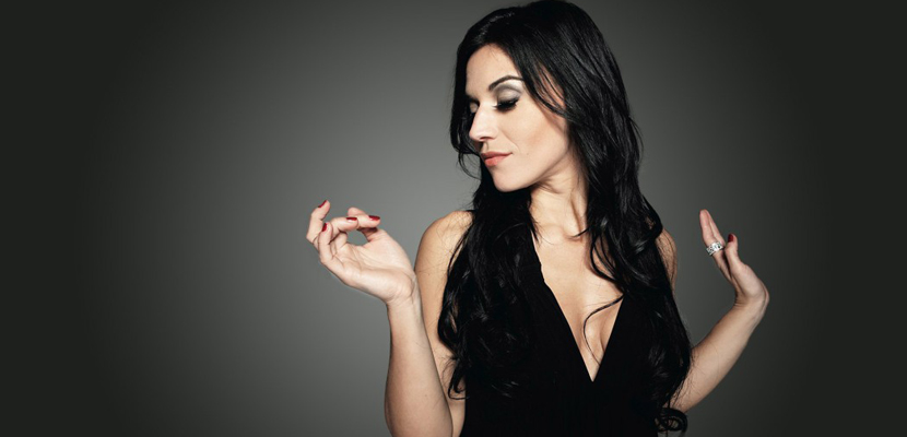 Cristina Scabbia (Lacuna Coil) diz que nunca viu malícia ao ser incluída na lista das garotas mais gostosas do metal