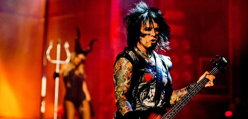 Nikki Sixx (Mötley Crüe) sai em defesa dos monitores de ouvido: “A banda toca melhor”