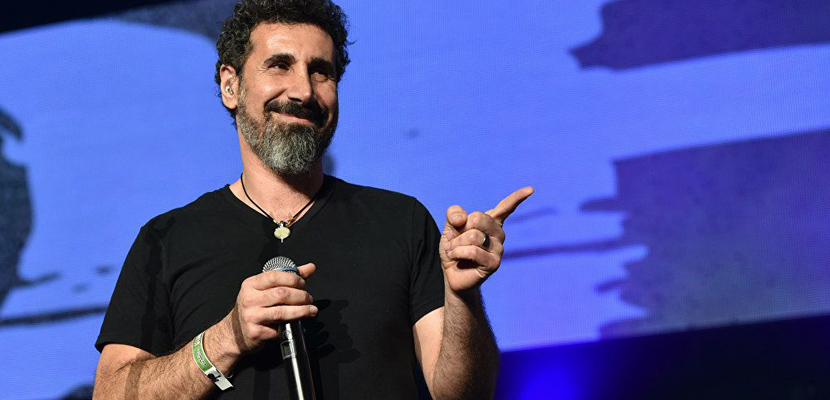 Serj Tankian não curtiu abrir para o Slayer em 1998: “Nos jogaram moedas e pão”