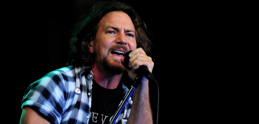 Eddie Vedder se apresenta no show de 50 anos do programa Saturday Night Live; confira