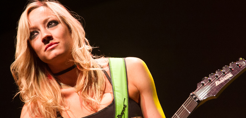 Nita Strauss não liga em ser rotulada como guitarrista feminina: “Não me ofendo com isso”