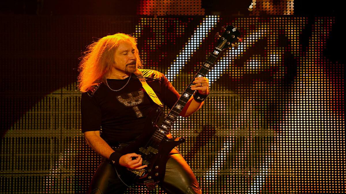 Judas Priest: Ian Hill comenta amizade duradoura com seus colegas de banda