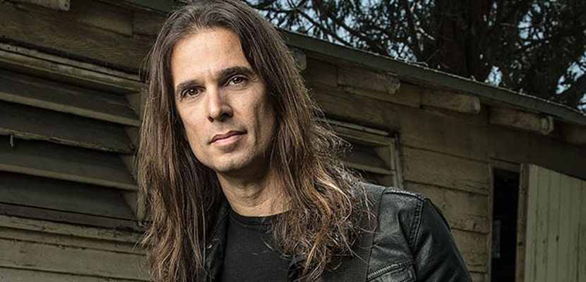 “Eu já perdi um pouco da minha audição; toco guitarra muito alto”, diz Kiko Loureiro
