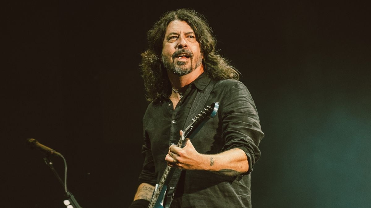 Dave Grohl passa seu aniversário cozinhando para famílias desabrigadas de Los Angeles