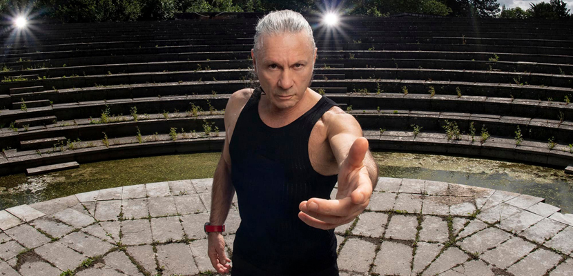 Bruce Dickinson encara o frio parisiense para cantar Walk com o Pantera