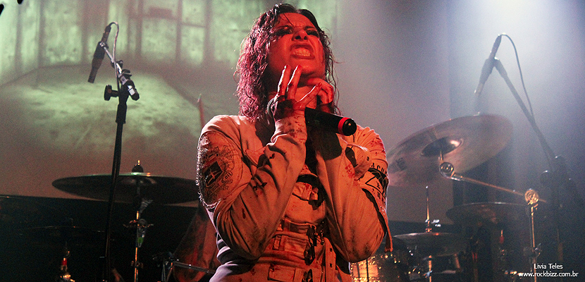 Cristina Scabbia dá a entender que a saída de Diego Cavallotti do Lacuna Coil não foi amigável: “Tínhamos opiniões diferentes”
