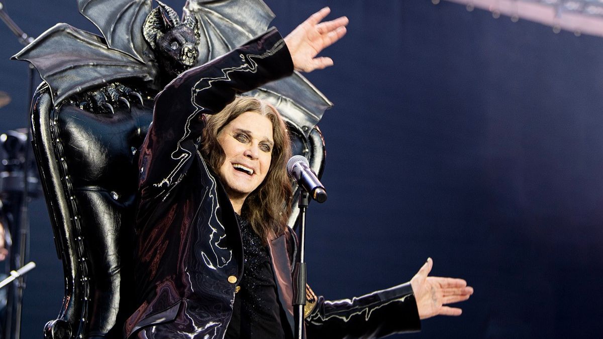 Família Osbourne manteve corpo de Ozzy em casa antes de funeral, diz Kelly