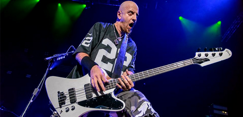 Por que o baixista do System Of A Down cancelou uma colaboração com Jonathan Davis do Korn