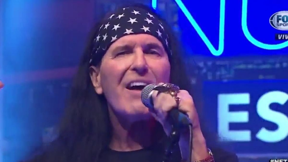 Dave Evans, vocalista original do AC/DC, revela a história por trás do nome da banda